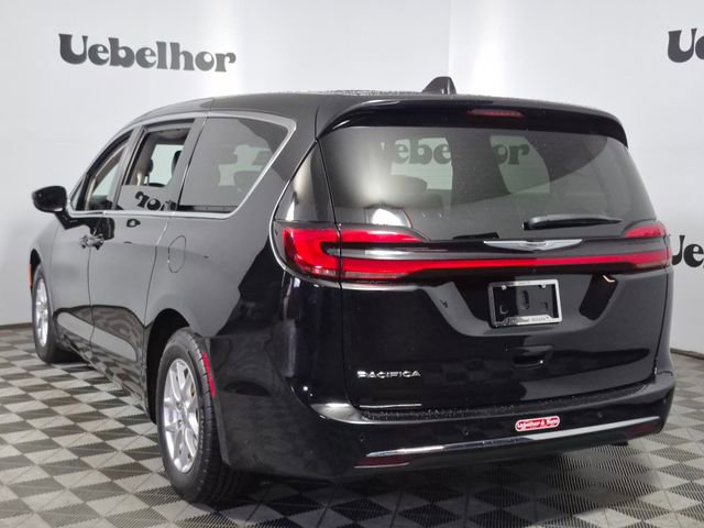 Used 2024 Chrysler Pacifica Touring-L image 5