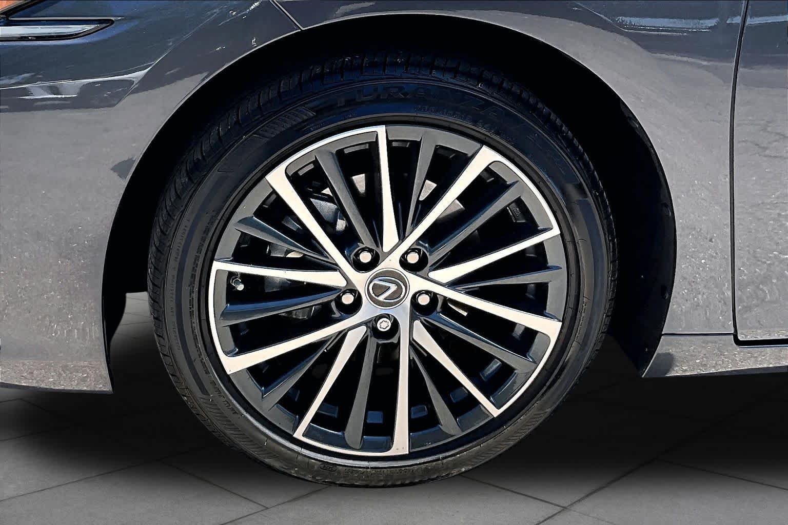 Used 2025 Lexus ES 300h w/ Premium Package FWD image 11