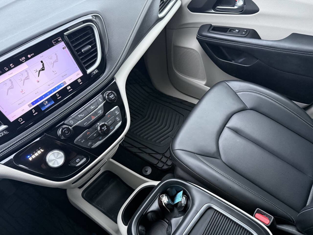 Used 2023 Chrysler Pacifica Touring-L image 26