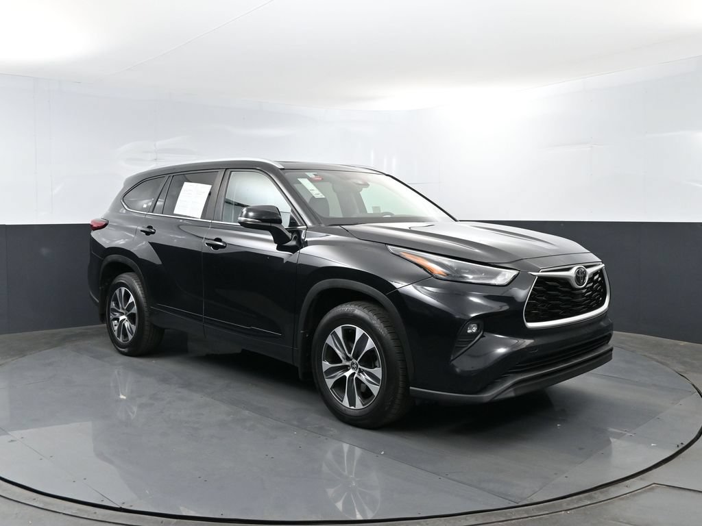 Used 2023 Toyota Highlander XLE AWD/4WD image 3