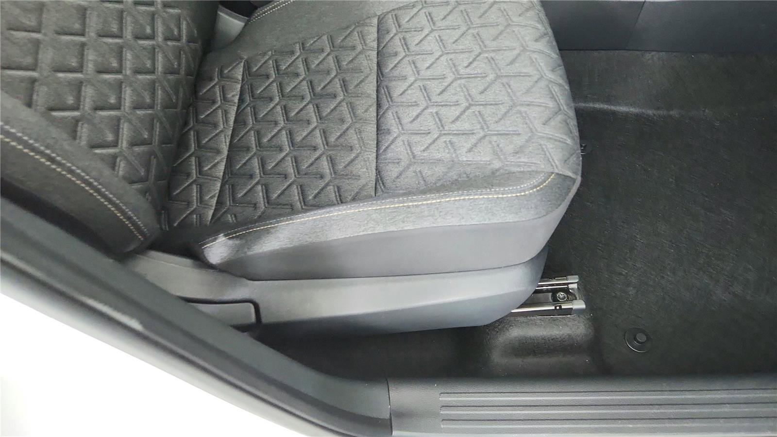 Used 2025 Nissan Kicks SV FWD image 18