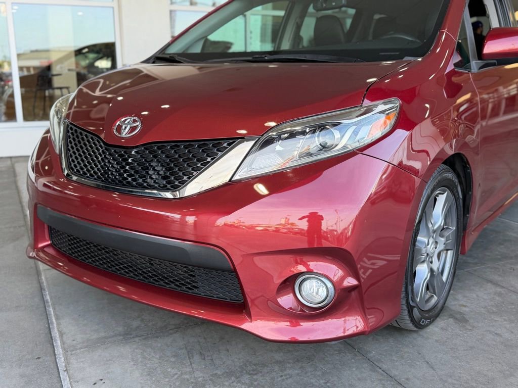 Used 2017 Toyota Sienna SE FWD image 3
