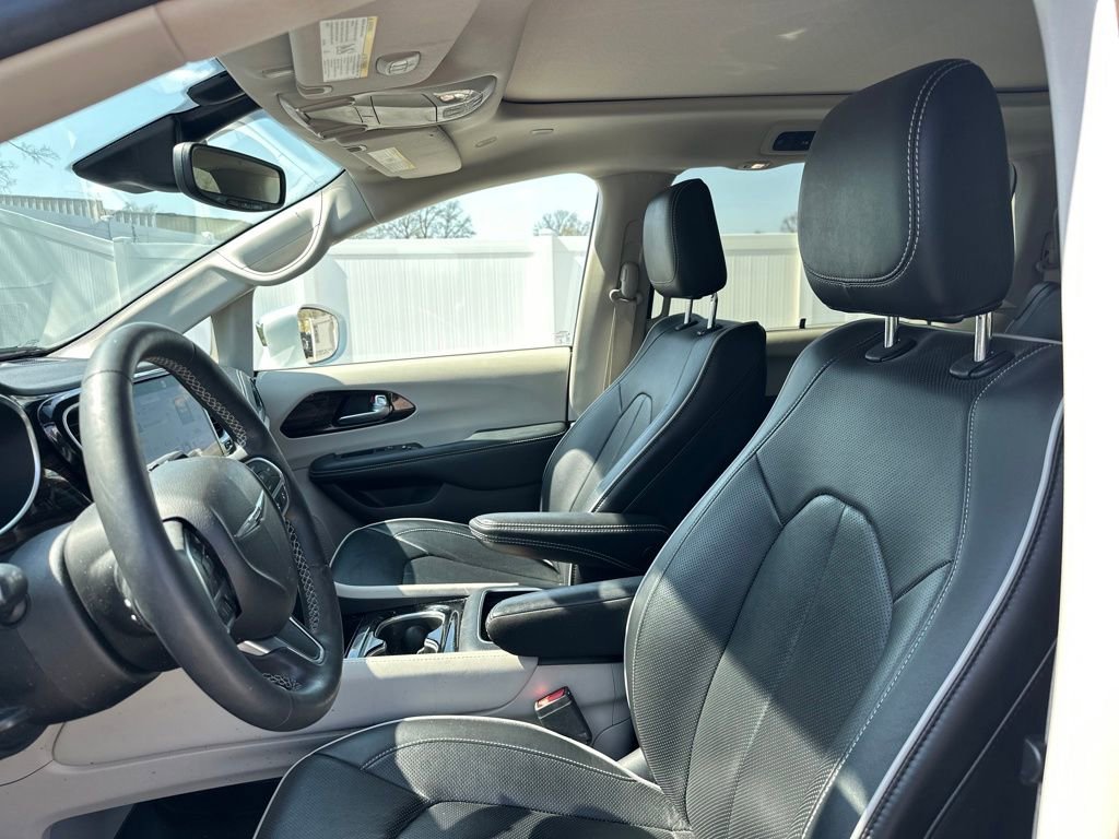 Used 2022 Chrysler Pacifica Limited image 9