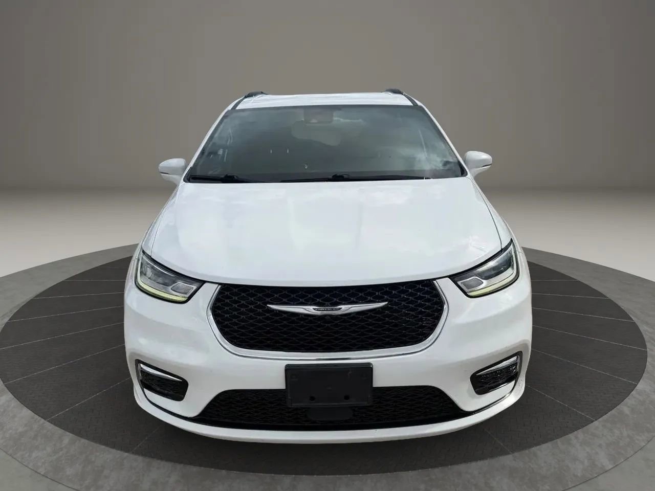 Used 2022 Chrysler Pacifica Touring FWD image 4