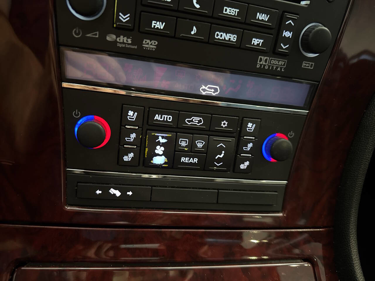 Used 2011 Cadillac Escalade Luxury image 38