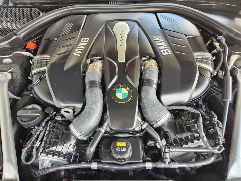 Used 2019 BMW 750i w/ M Sport Package RWD image 32