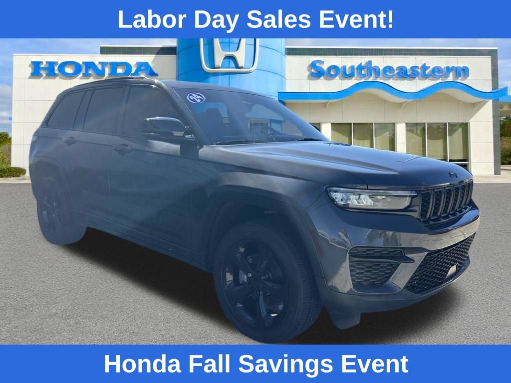 Used 2024 Jeep Grand Cherokee Altitude AWD/4WD image 3
