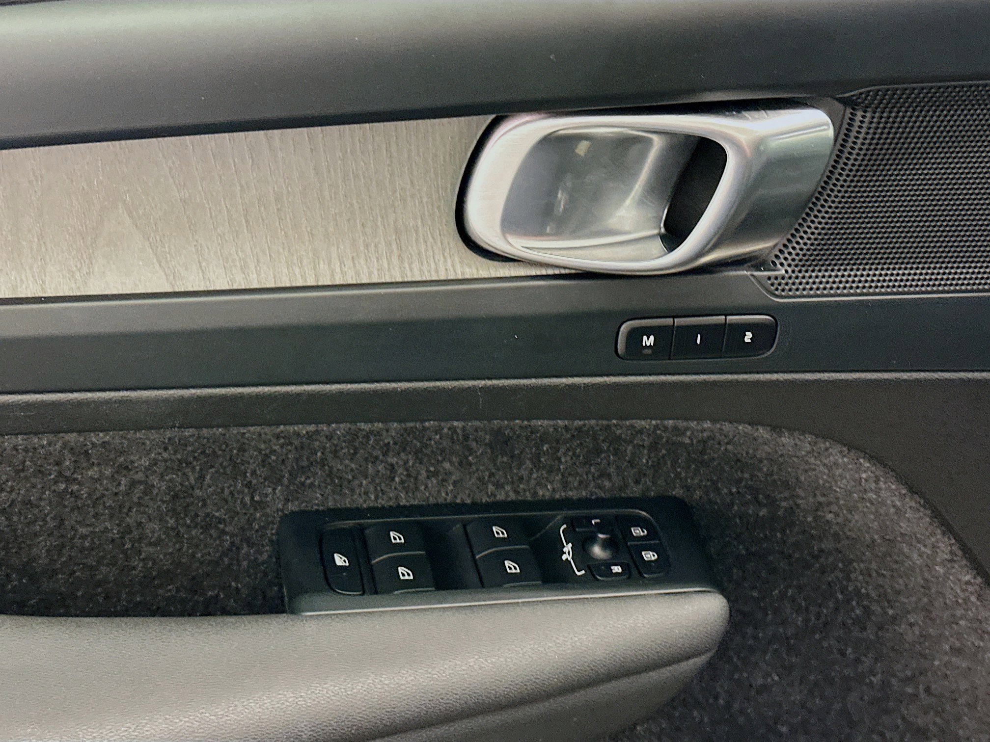 Used 2025 Volvo XC40 B5 Plus image 15