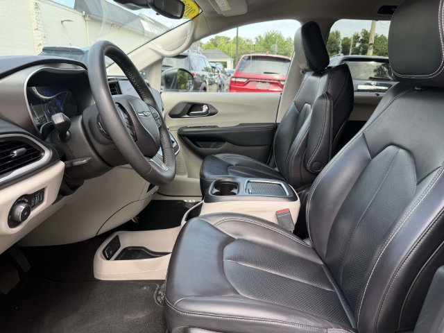 Used 2023 Chrysler Pacifica Touring-L FWD image 18