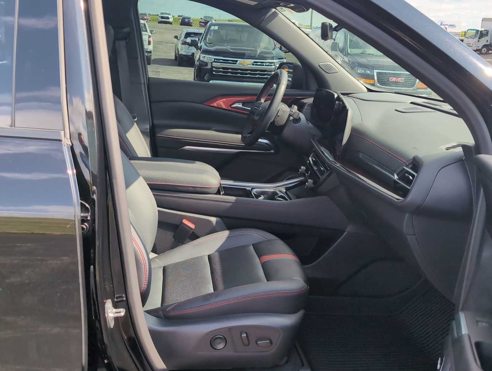 Used 2024 Chevrolet Traverse RS AWD/4WD image 28
