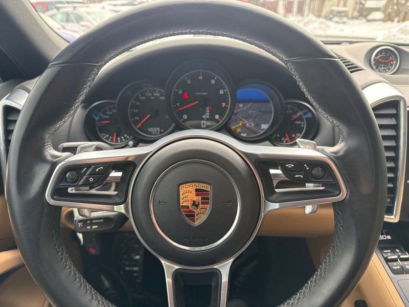 Used 2016 Porsche Cayenne image 22