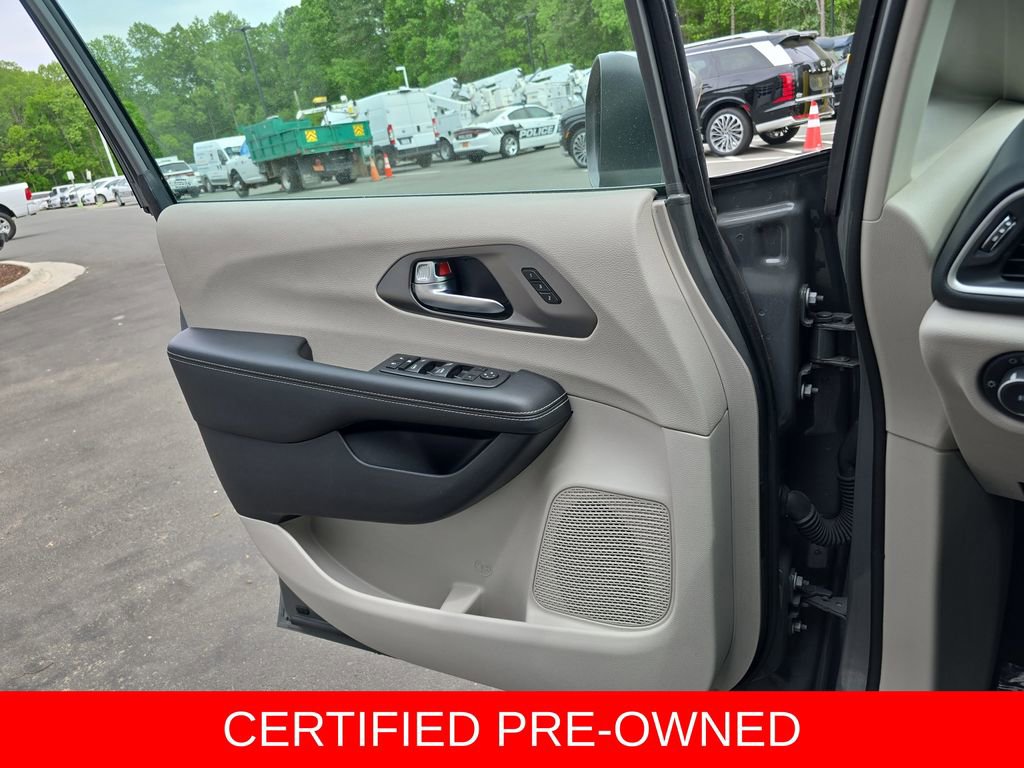 Used 2023 Chrysler Pacifica Touring-L FWD image 27