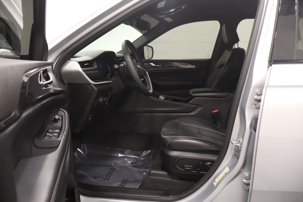 Certified 2023 Jeep Grand Cherokee Altitude image 11