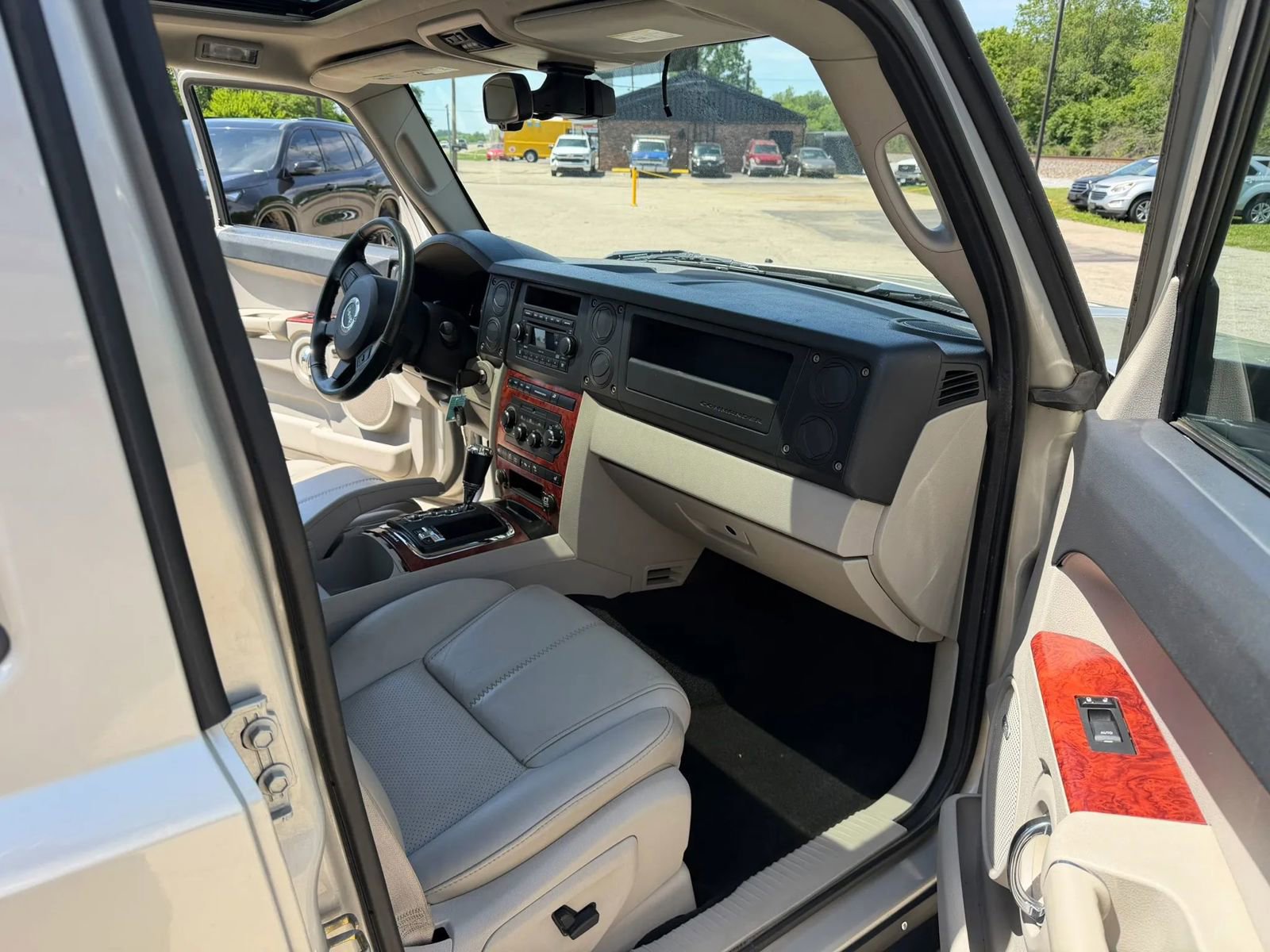 Used 2007 Jeep Commander Limited w/ Trailer Tow Group IV AWD/4WD image 16