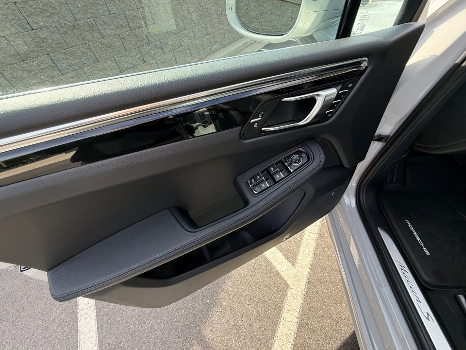 New 2026 Porsche Macan S image 25