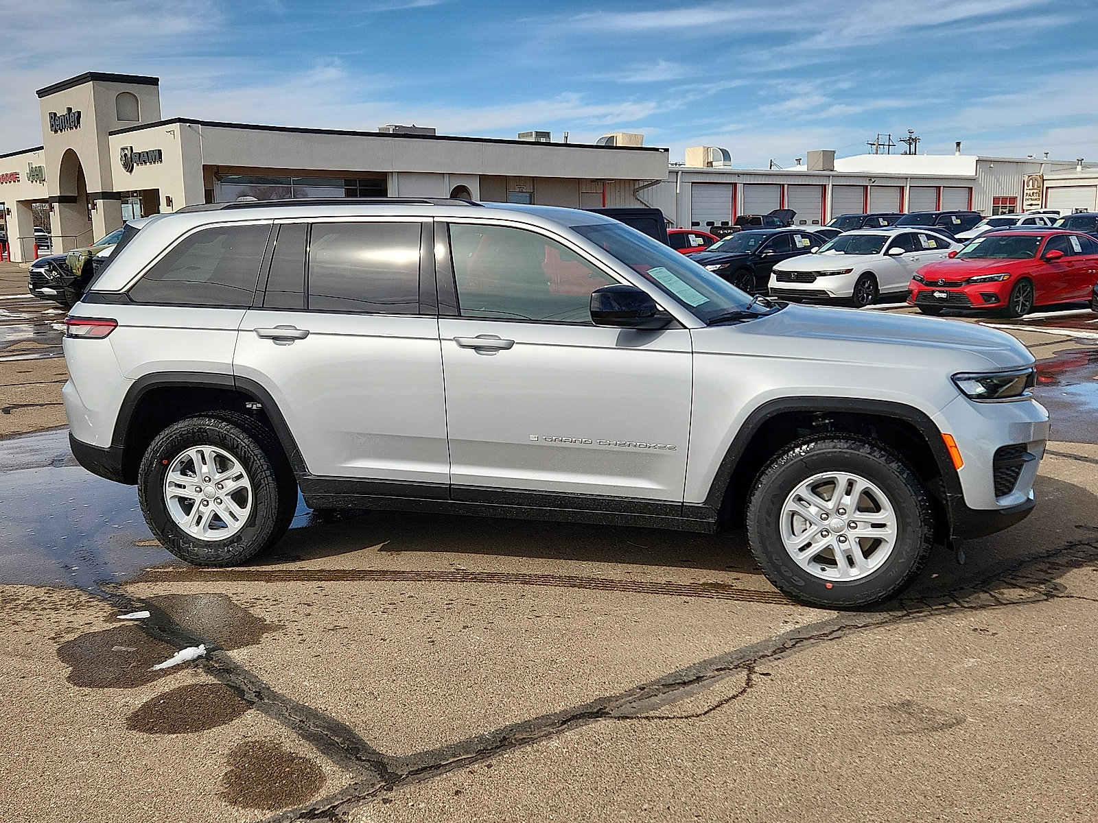 Used 2025 Jeep Grand Cherokee Laredo image 5