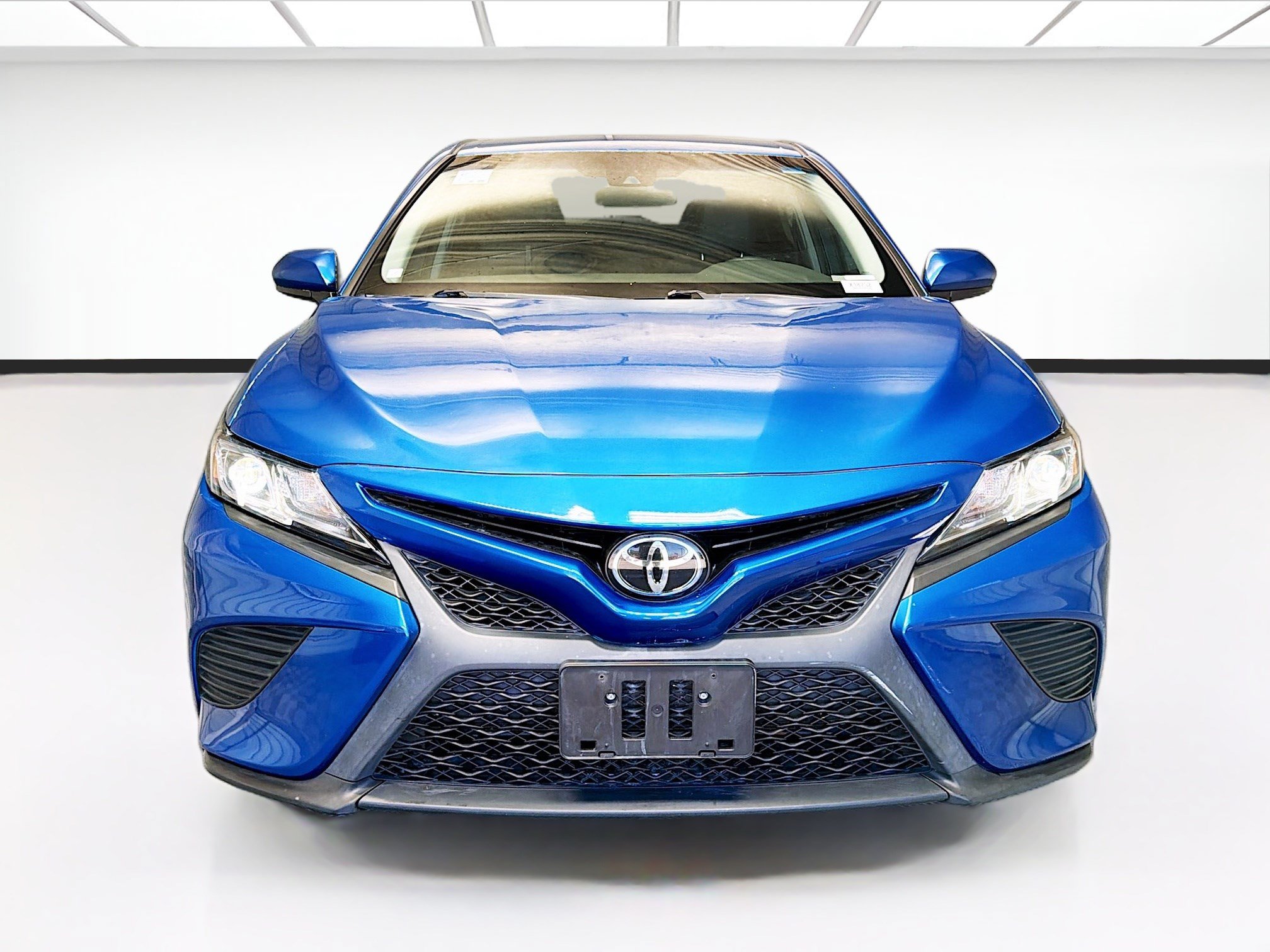 Used 2018 Toyota Camry SE FWD image 2