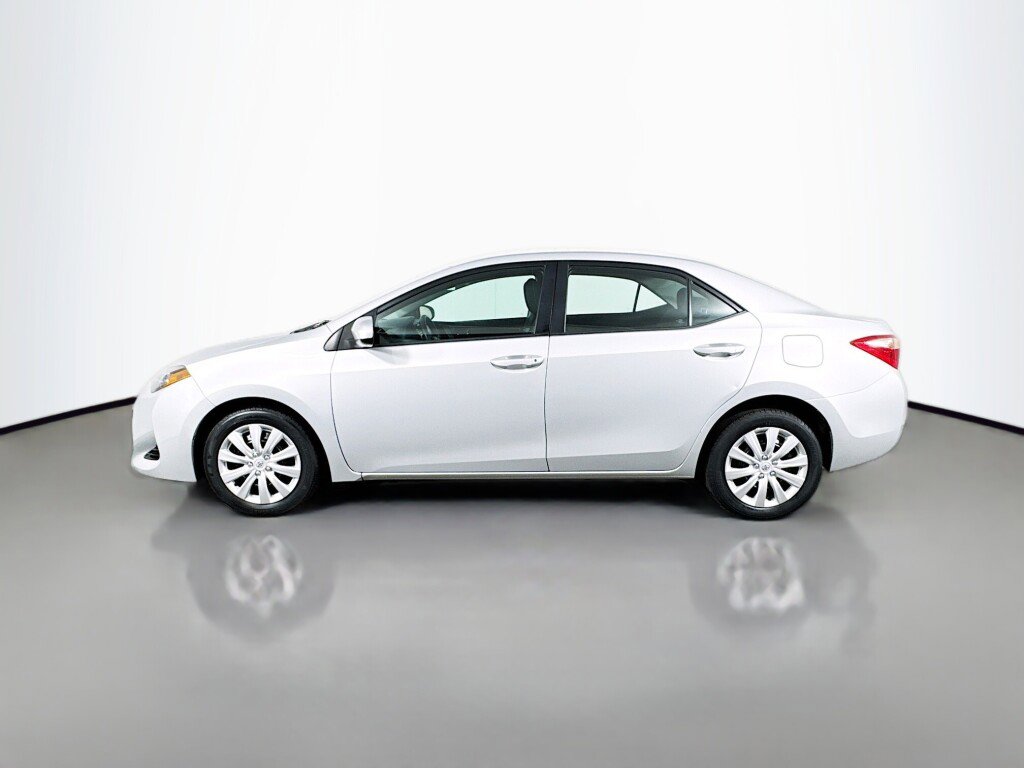 Used 2018 Toyota Corolla LE FWD image 2