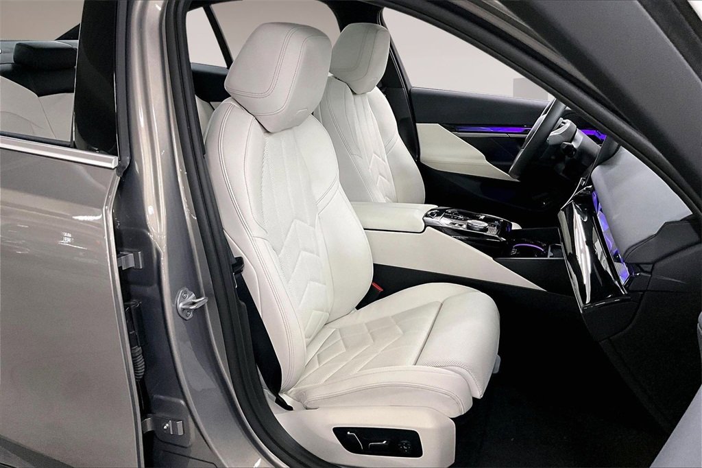 Used 2025 BMW i5 xDrive40 w/ Premium Package image 27