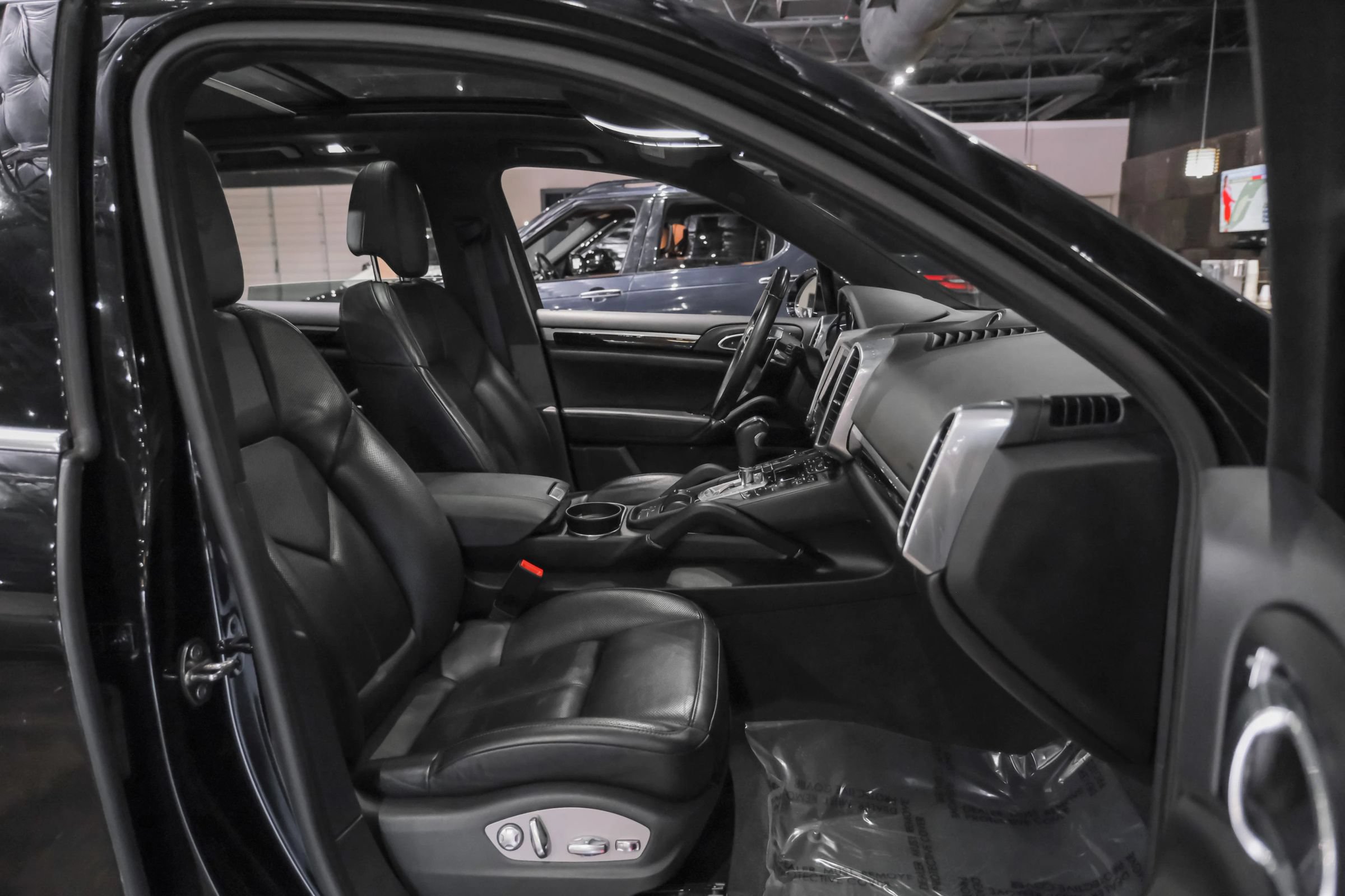 Used 2018 Porsche Cayenne AWD/4WD image 32