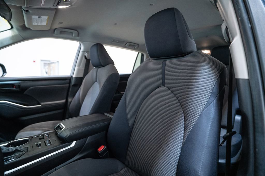 Used 2024 Toyota Highlander LE AWD/4WD image 6
