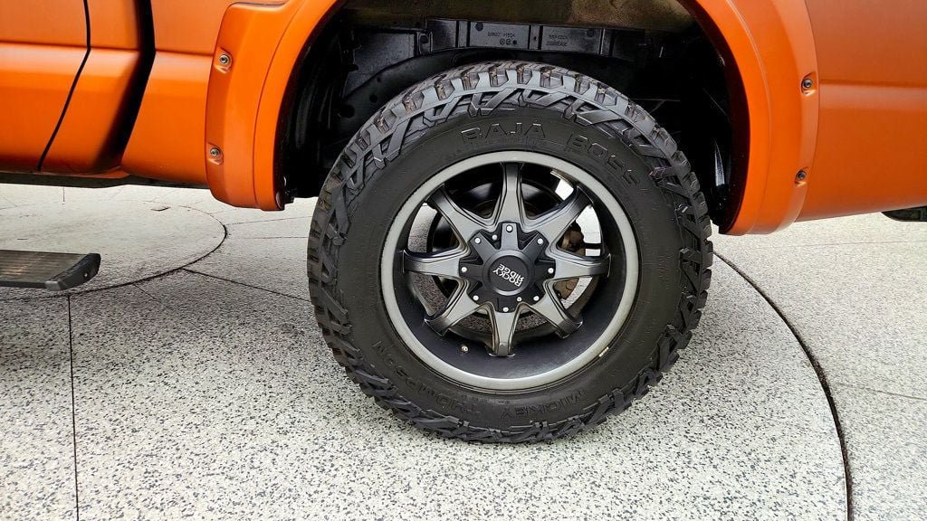 Used 2019 Nissan Titan SV w/ SV Convenience Package AWD/4WD image 9