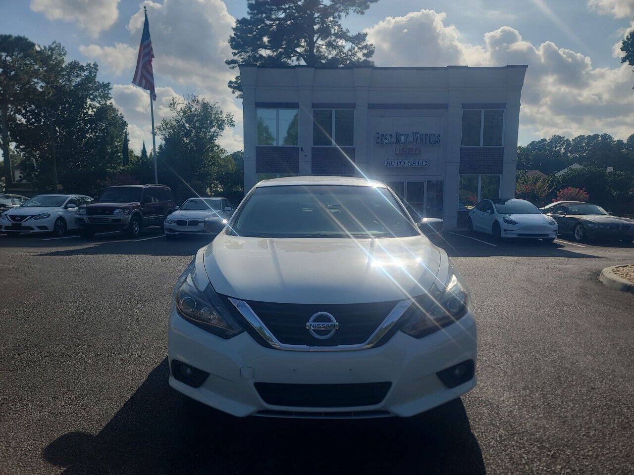 Used 2017 Nissan Altima 2.5 SR w/ Midnight Edition Package FWD image 2