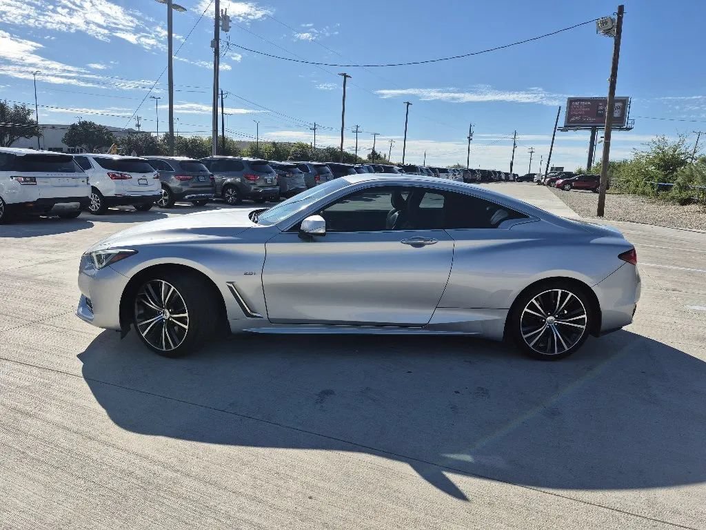 Used 2017 INFINITI Q60 2.0t w/ Moonroof Package RWD image 2