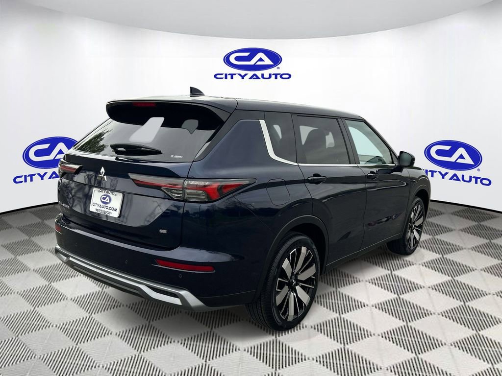 Used 2025 Mitsubishi Outlander SE image 3