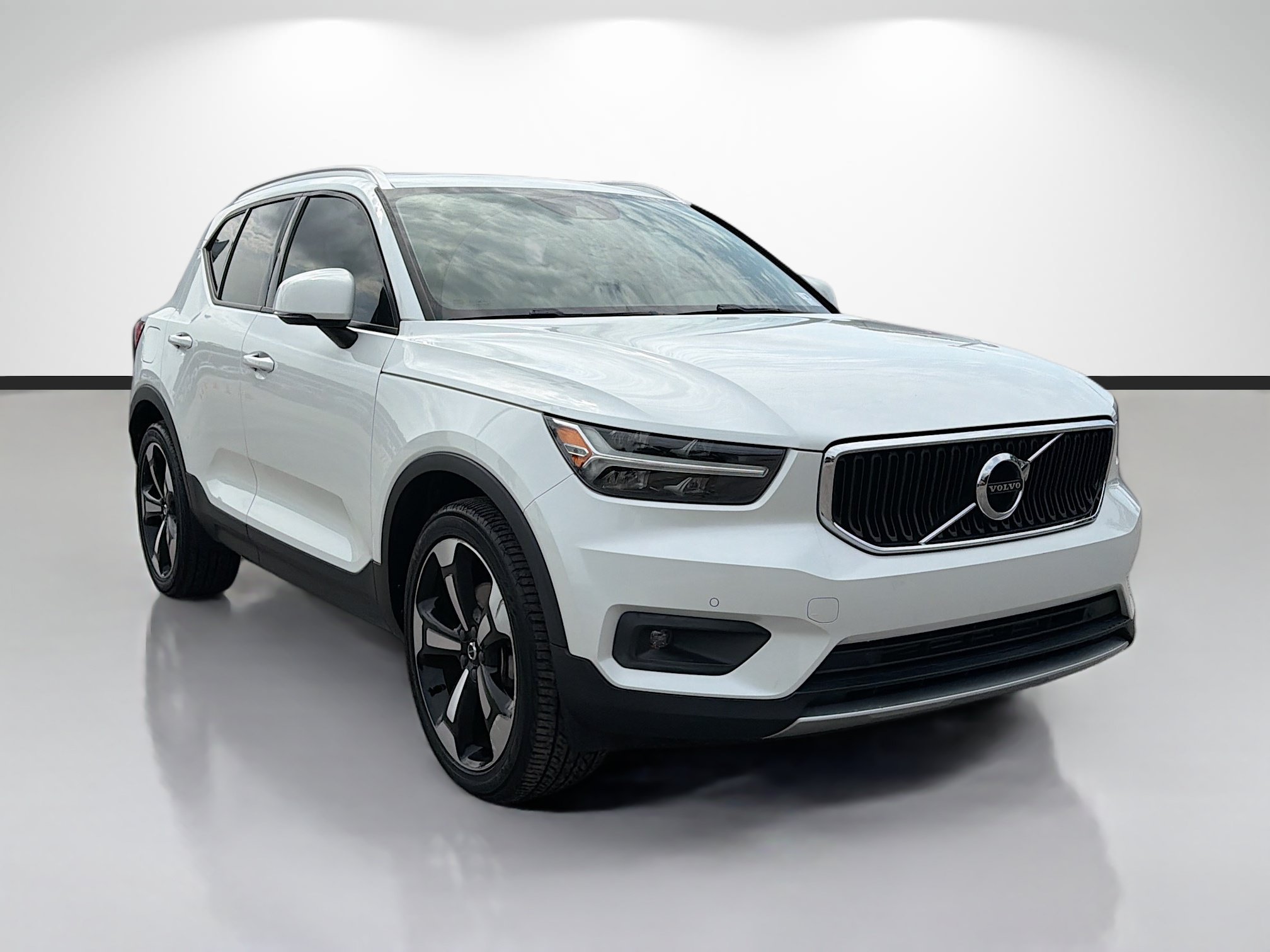 Used 2021 Volvo XC40 T5 Momentum w/ Premium Package AWD/4WD image 1