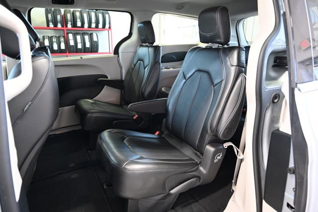 Used 2024 Chrysler Pacifica Touring-L FWD image 12