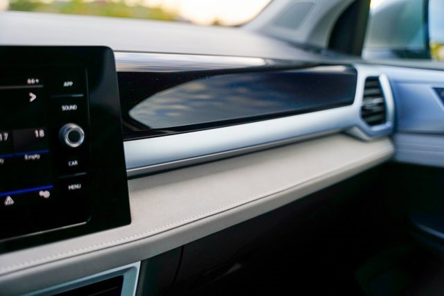 Certified 2025 Volkswagen Taos SE w/ Panoramic Sunroof Package image 19