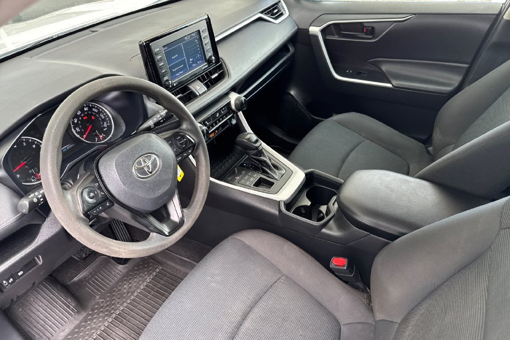 Used 2021 Toyota RAV4 LE AWD/4WD image 4