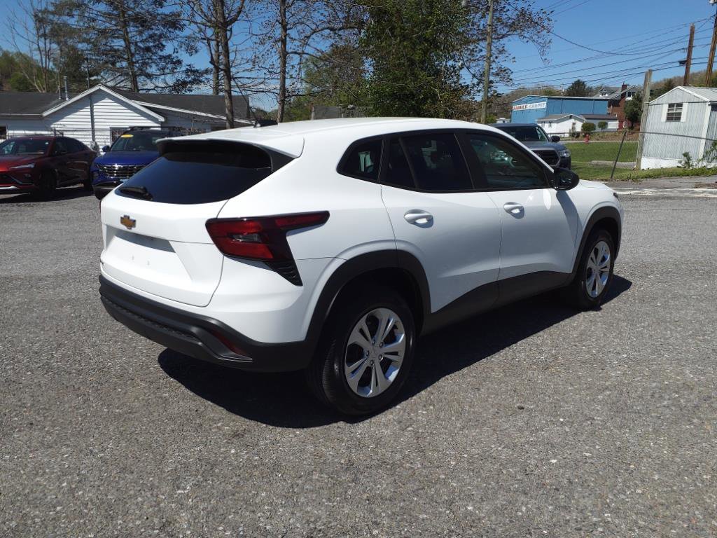 Used 2024 Chevrolet Trax LS image 4