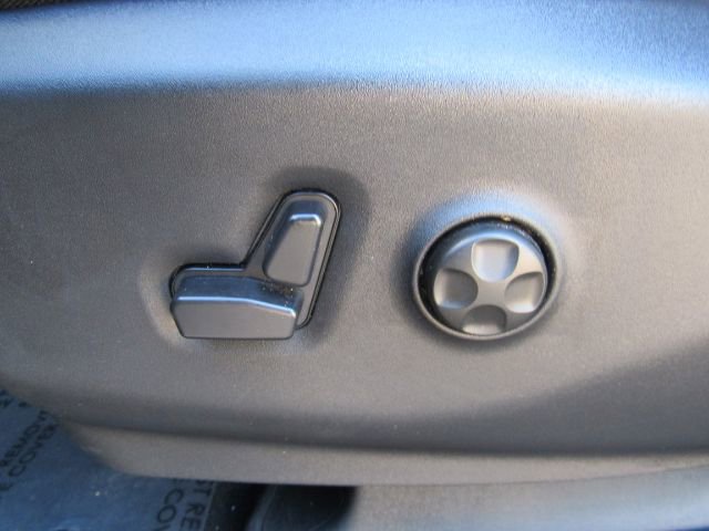 Used 2025 Chrysler Pacifica Select image 15
