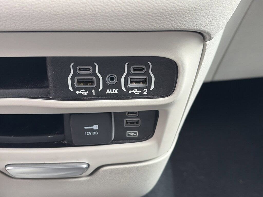 Used 2022 Chrysler Pacifica Touring-L image 18
