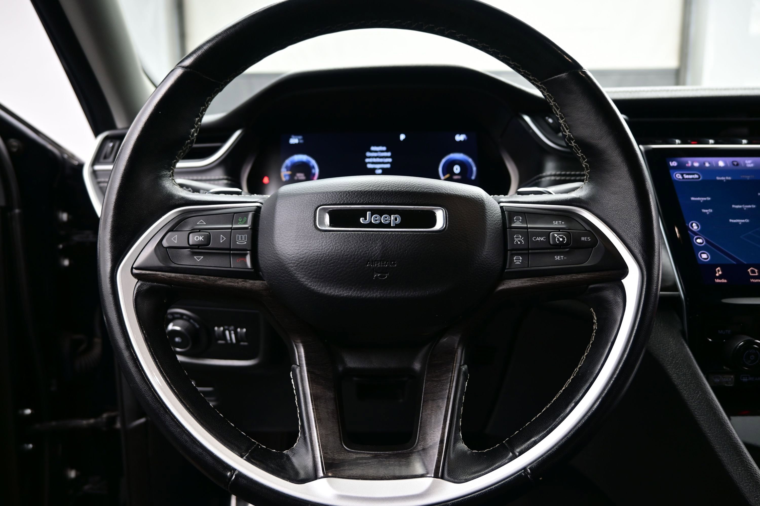 Used 2022 Jeep Grand Cherokee L Limited AWD/4WD image 24