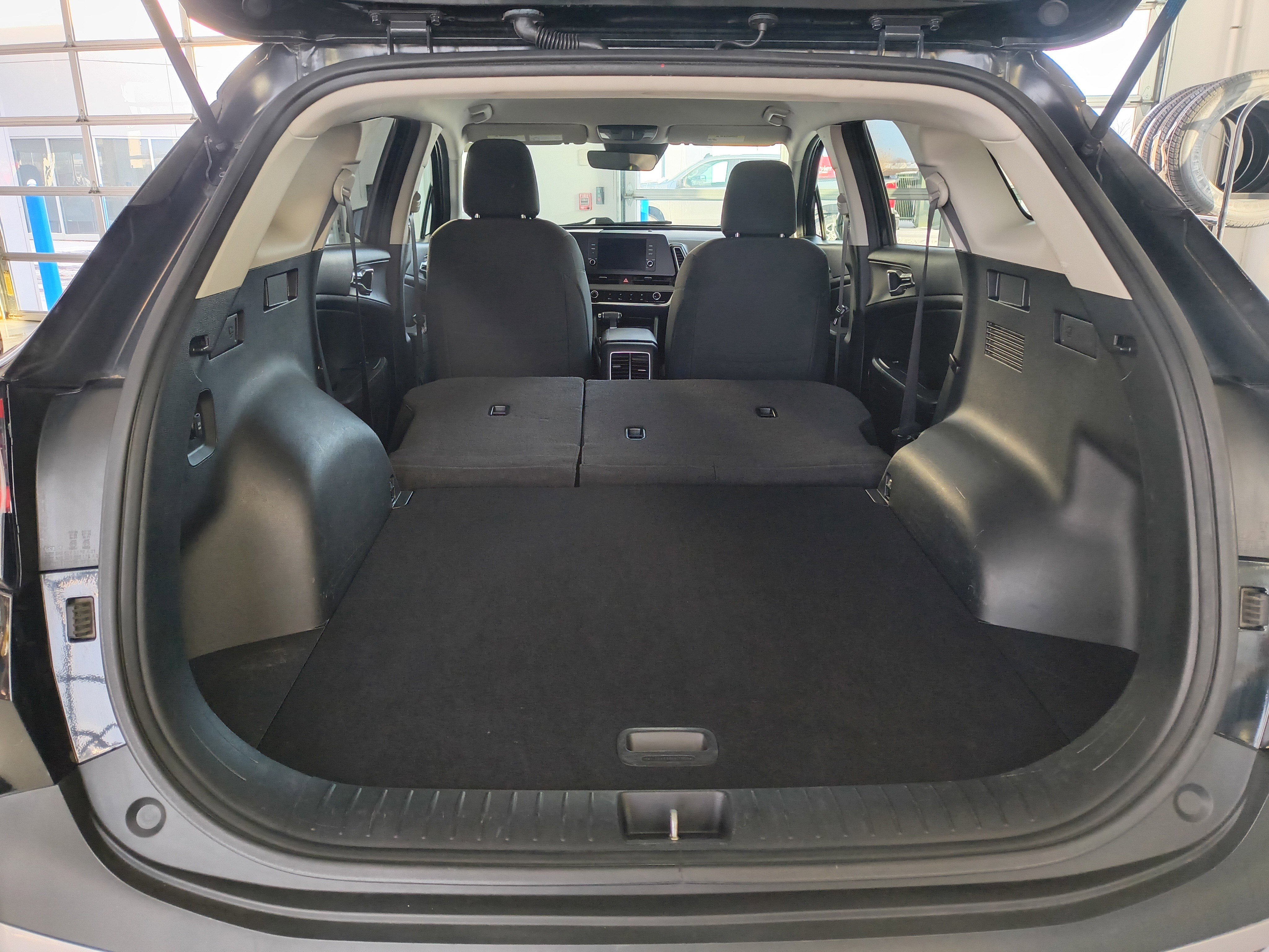 Used 2023 Kia Sportage LX image 9