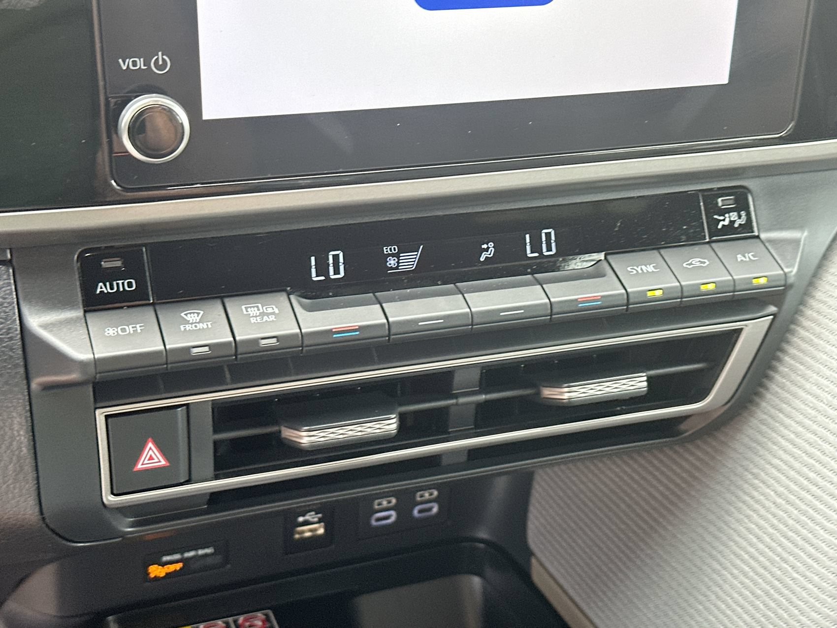 Used 2025 Toyota Camry SE w/ Convenience Package FWD image 18