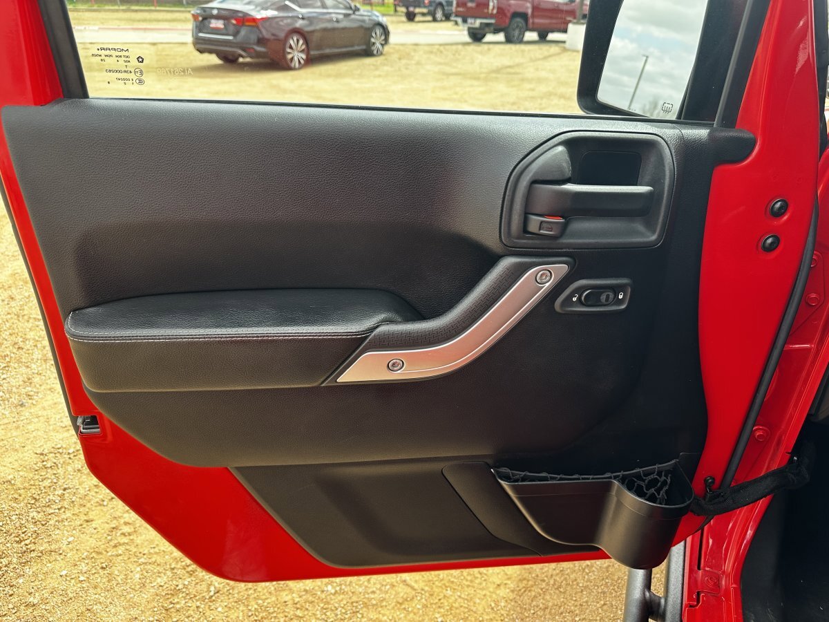 Used 2015 Jeep Wrangler Unlimited Rubicon AWD/4WD image 16