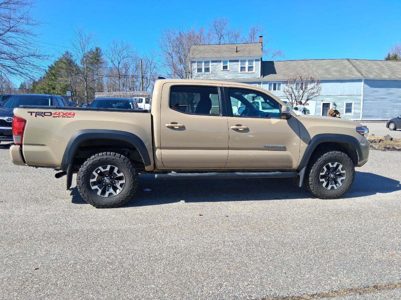 Used 2017 Toyota Tacoma TRD Off-Road w/ Premium & Technology Package image 8