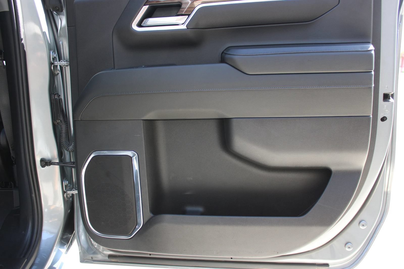 Used 2025 Chevrolet Silverado 1500 LT RWD image 8