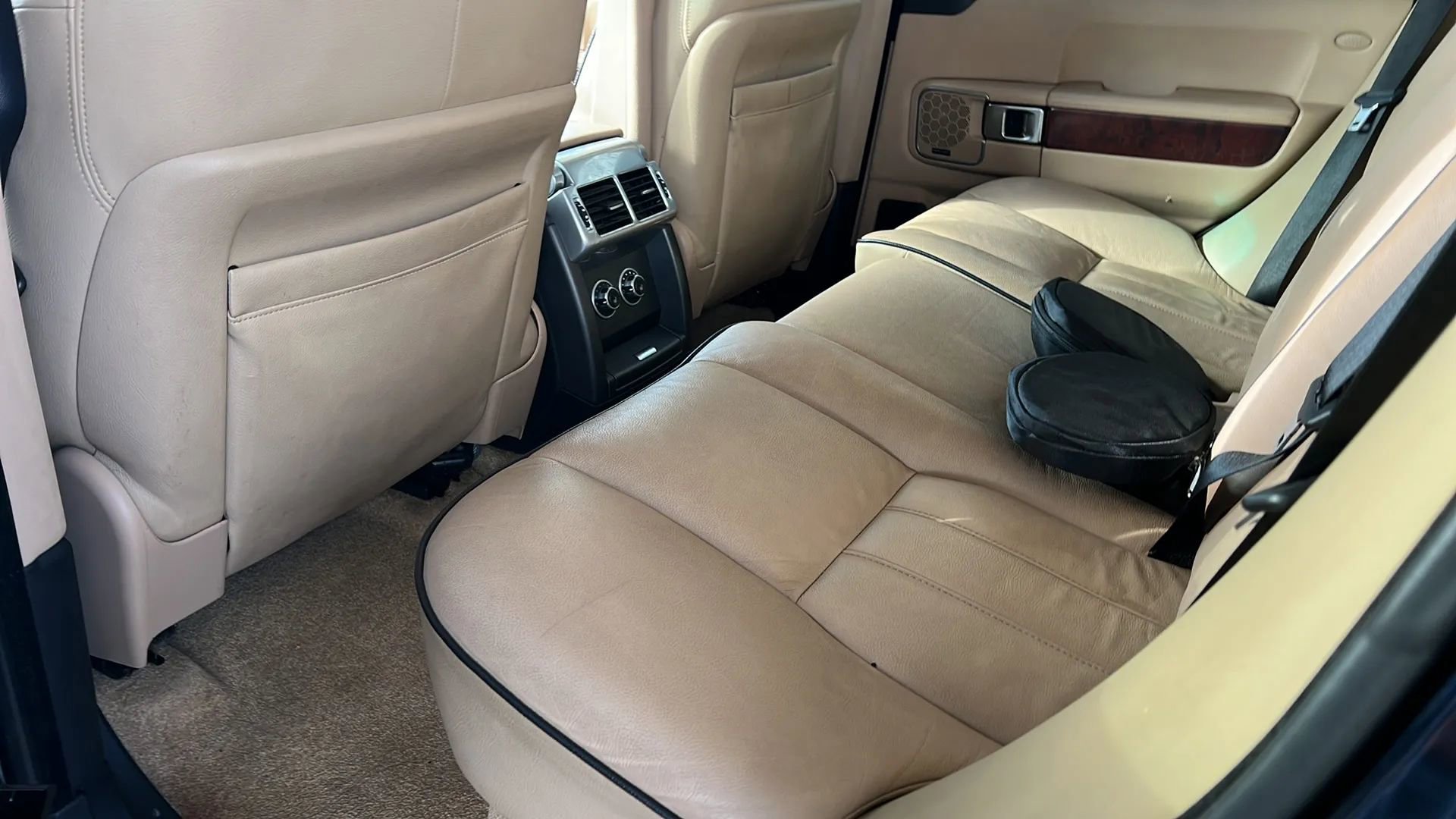 Used 2010 Land Rover Range Rover HSE image 33