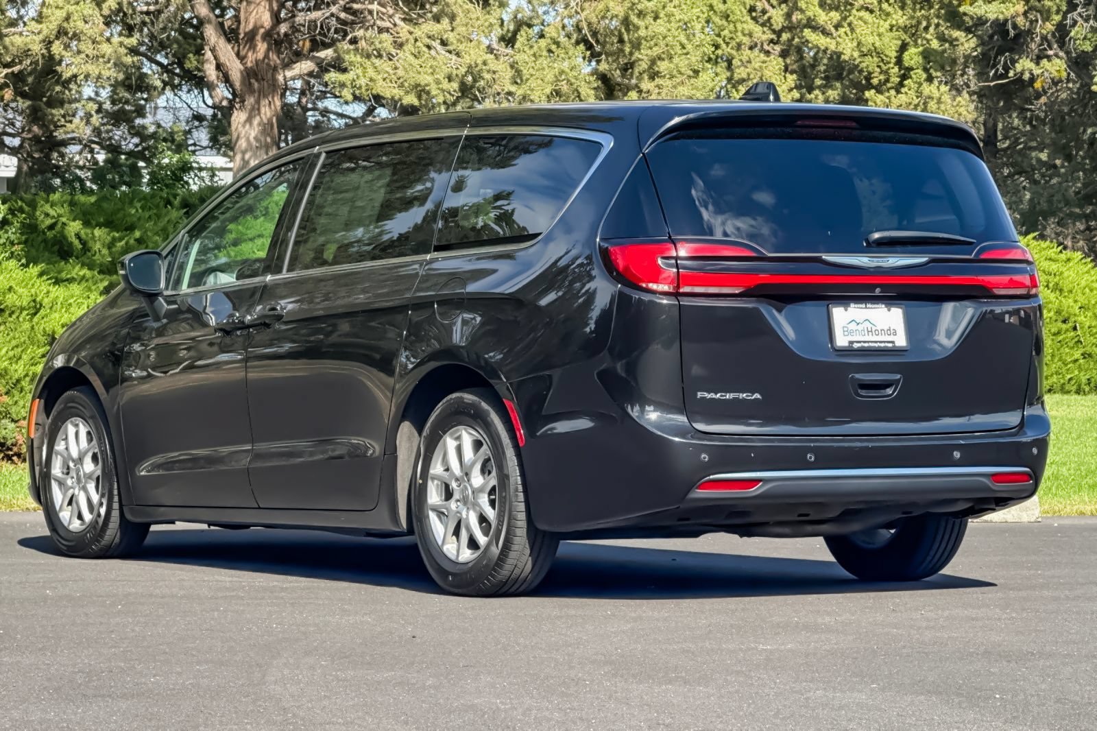 Used 2023 Chrysler Pacifica Touring-L FWD image 6