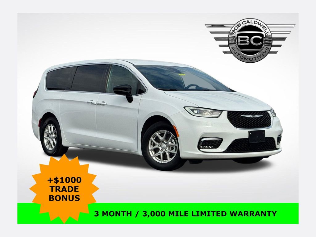 Used 2025 Chrysler Pacifica Select image 1