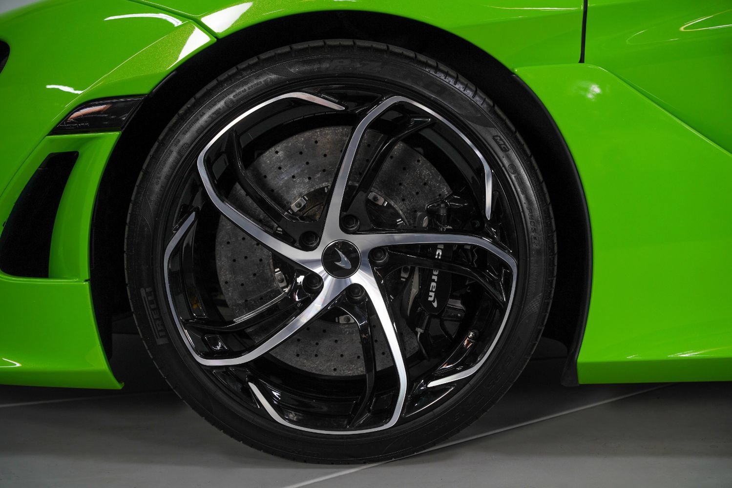 Used 2024 McLaren 750S Spider RWD image 16