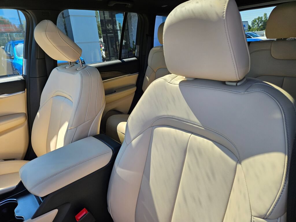 New 2026 Jeep Grand Cherokee Limited w/ Limited Altitude Package AWD/4WD image 17