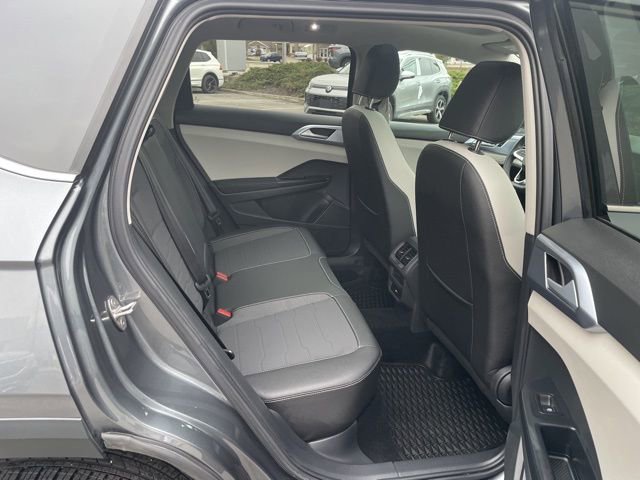 Certified 2025 Volkswagen Taos SE w/ Panoramic Sunroof Package AWD/4WD image 10