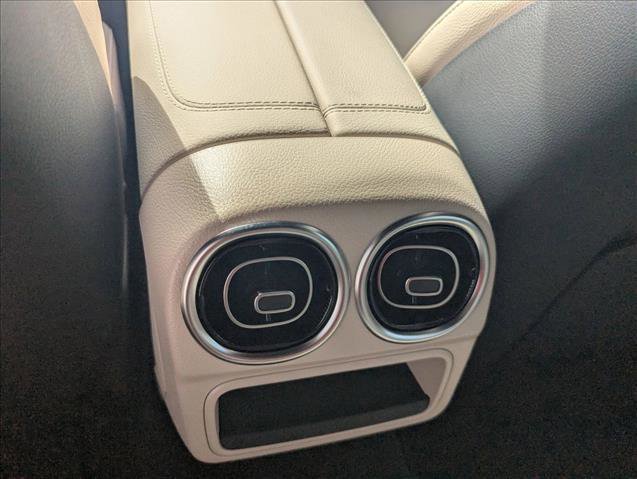 Used 2025 Mercedes-Benz C 300 Sedan image 13