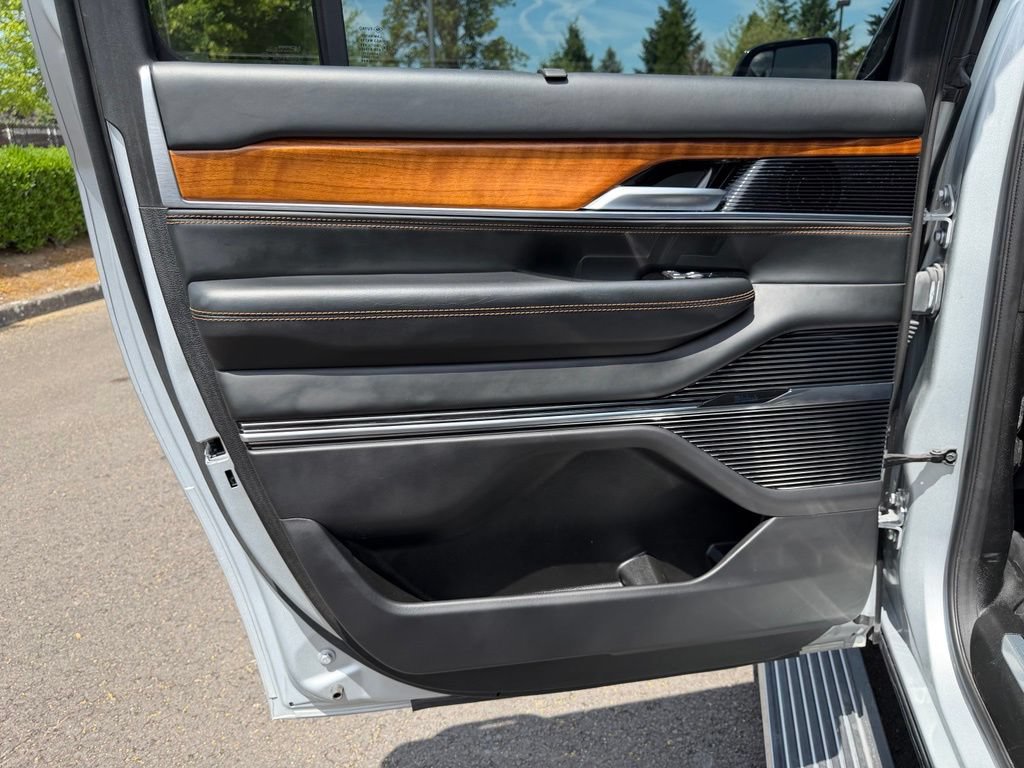 Used 2024 Jeep Grand Wagoneer L Series III AWD/4WD image 31